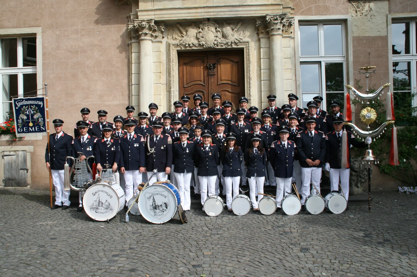 Der Spielmannszug Gemen 2010 mit Standarte, Lyra und Trommeln vor der Jugendburg Gemen