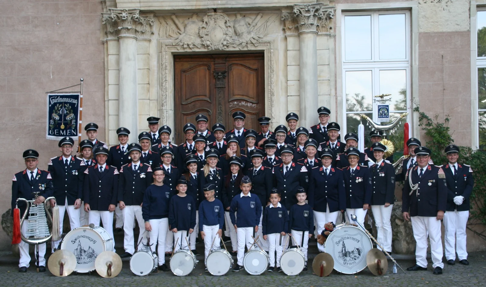 Der Spielmannszug Gemen 2015 vor der Jugendburg Gemen