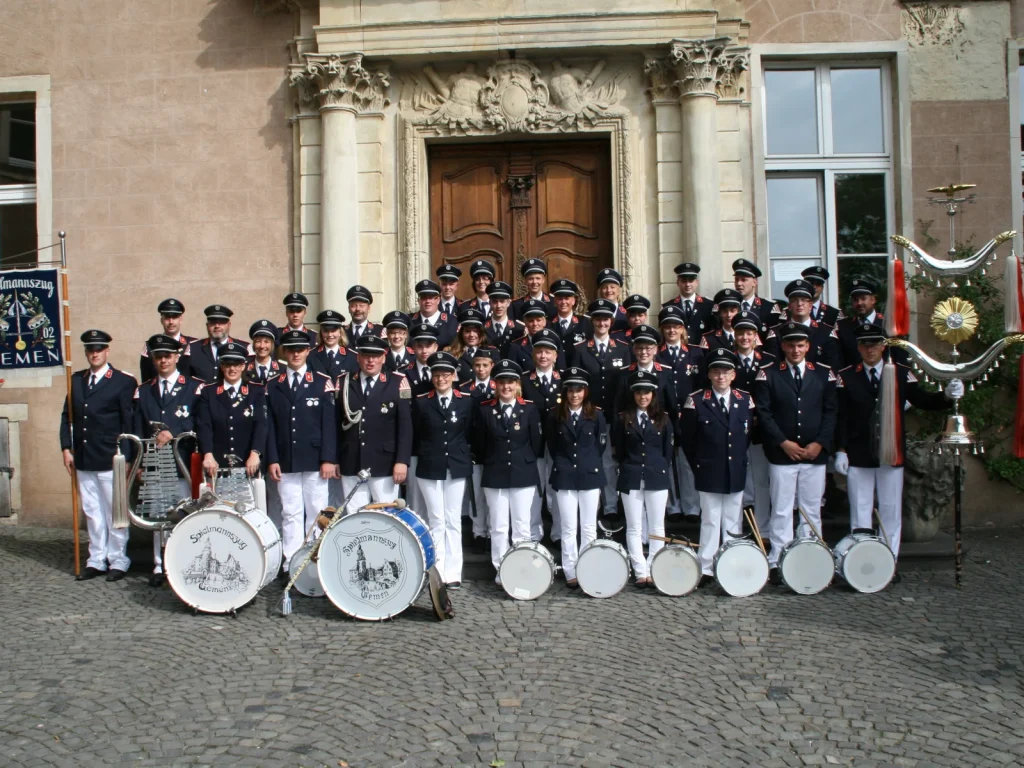 Der Spielmannszug Gemen 2010 mit Standarte und Lyra vor der Jugendburg Gemen