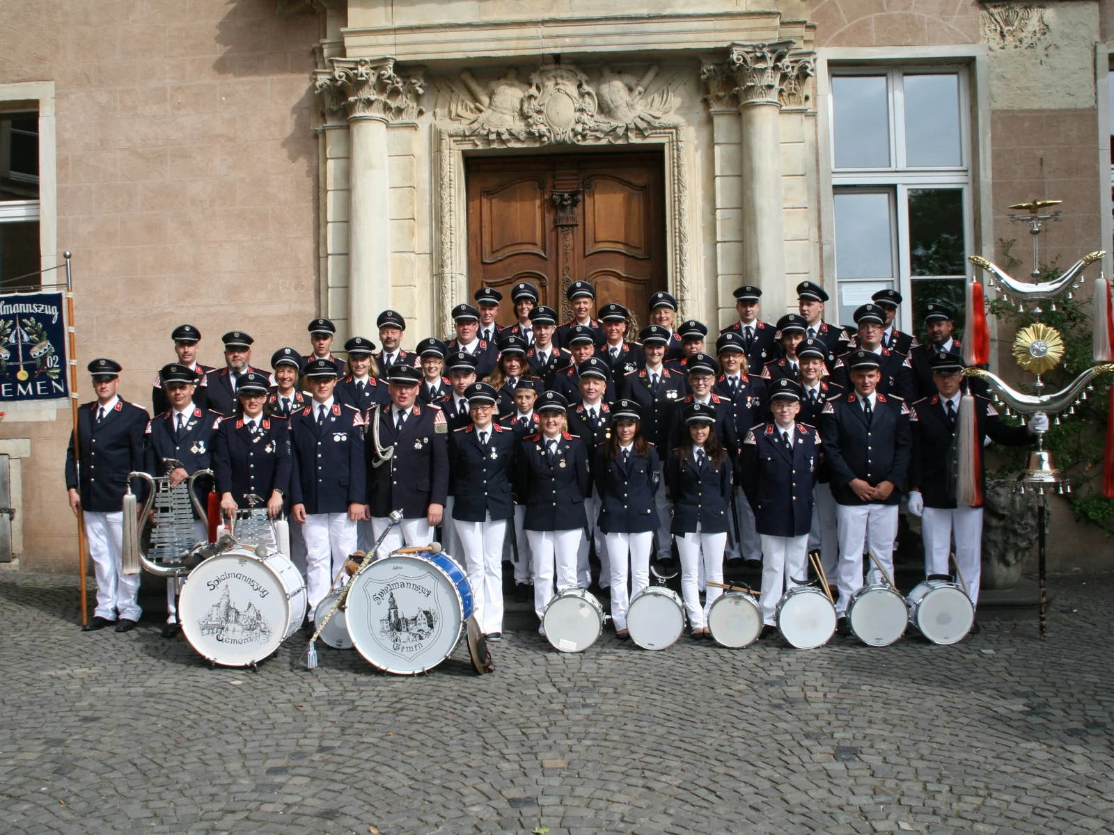 Der Spielmannszug Gemen 2010 mit Standarte und Lyra vor der Jugendburg Gemen
